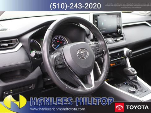 Used 2021 Toyota RAV4 XLE Premium image 12