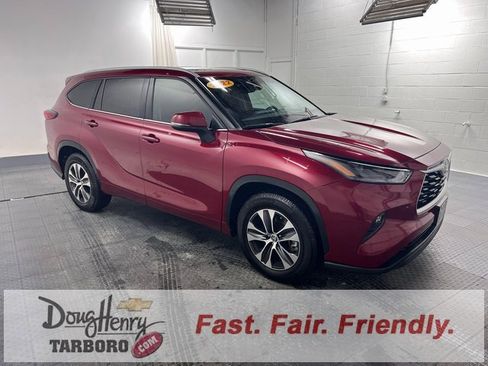 Used 2022 Toyota Highlander XLE image 3
