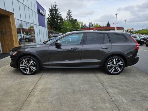 Certified 2025 Volvo V60 B5 Cross Country Plus AWD/4WD image 8