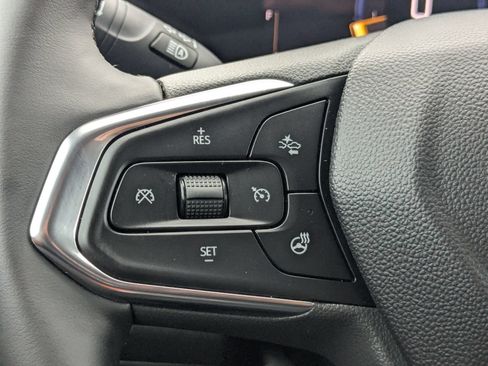 Used 2024 Chevrolet Trax LT w/ Sunroof Package FWD image 21