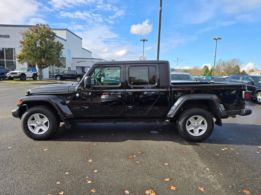 Used 2021 Jeep Gladiator Sport w/ Technology Group AWD/4WD image 2