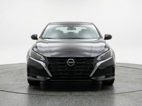 Used 2025 Nissan Altima 2.5 SV image 2