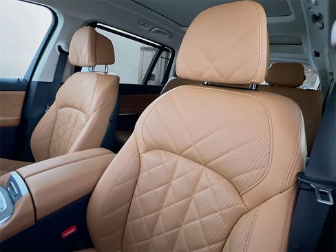 Used 2023 BMW X7 xDrive40i w/ Premium Package image 11