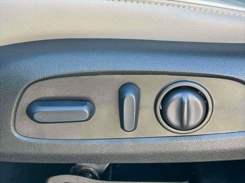 Used 2023 Chevrolet Traverse Premier image 17