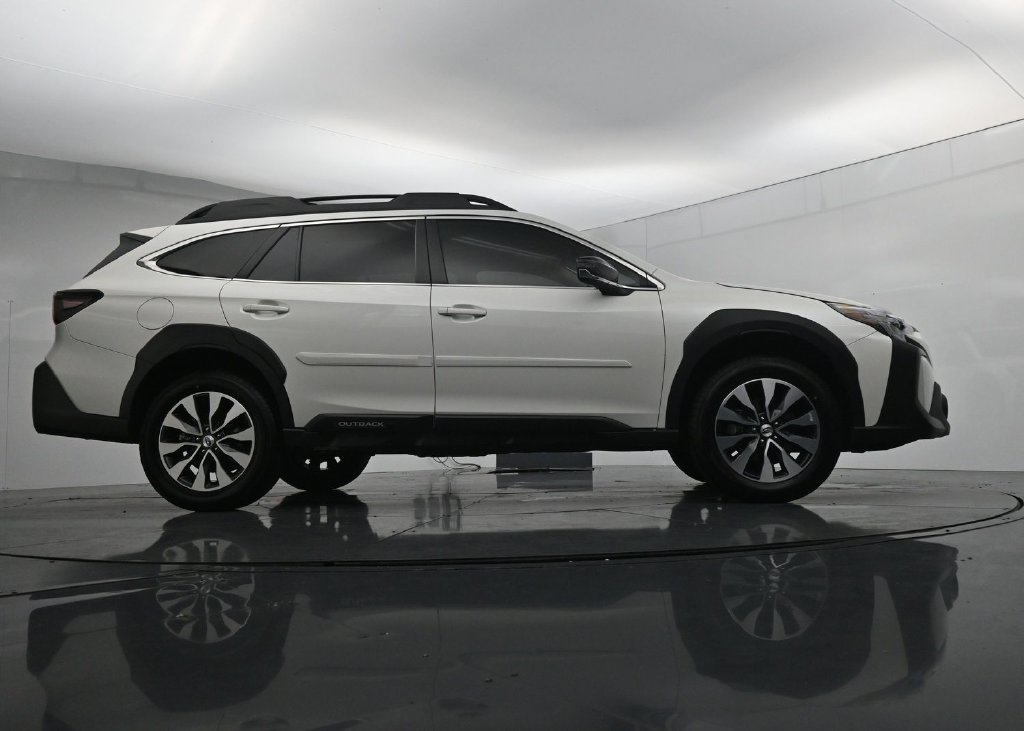 Used 2025 Subaru Outback Limited AWD/4WD image 41