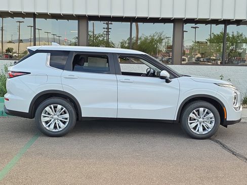New 2026 Mitsubishi Outlander ES FWD image 9