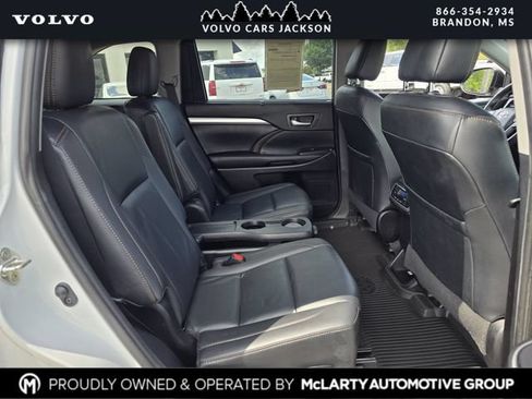 Used 2019 Toyota Highlander XLE FWD image 29