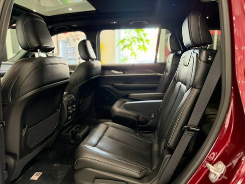 Used 2025 Jeep Grand Cherokee L Limited w/ Luxury Tech Group II AWD/4WD image 16