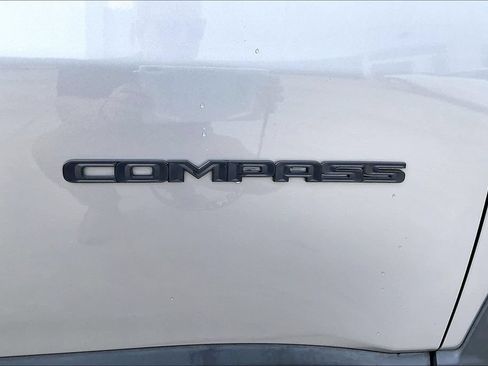 Used 2019 Jeep Compass Latitude FWD image 13
