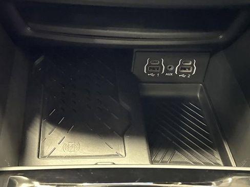 Used 2025 Chrysler Pacifica Limited image 24