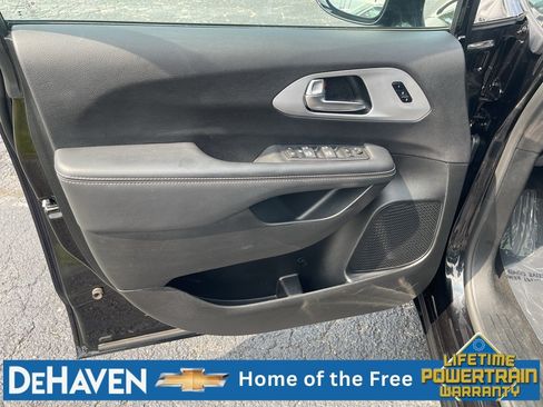 Used 2025 Chrysler Pacifica Limited FWD image 24