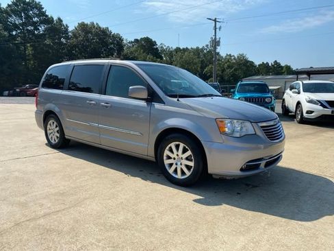 Used 2016 Chrysler Town & Country Touring FWD image 7