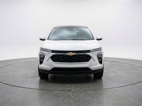 Used 2025 Chevrolet TrailBlazer LT image 2