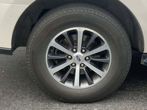 Used 2019 Ford Expedition XLT w/ Equipment Group 202A AWD/4WD image 9
