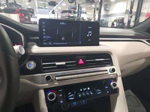 Used 2025 Genesis G70 2.5T image 13