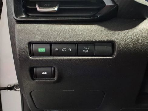 Used 2025 Nissan Sentra SV FWD image 17
