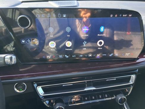 Used 2024 Chevrolet Traverse RS image 8