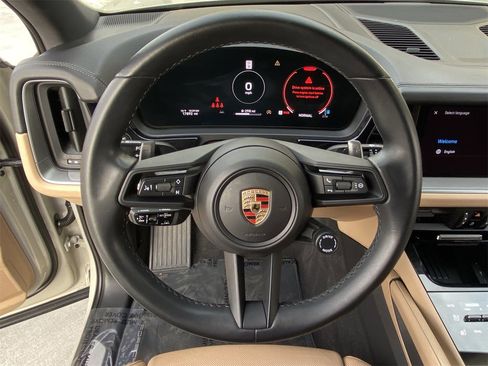 Used 2024 Porsche Cayenne image 23