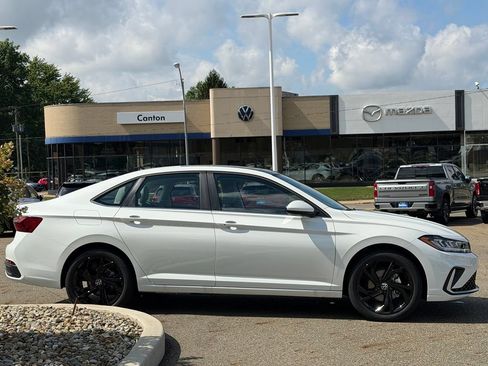 Used 2026 Volkswagen Jetta SE FWD image 6