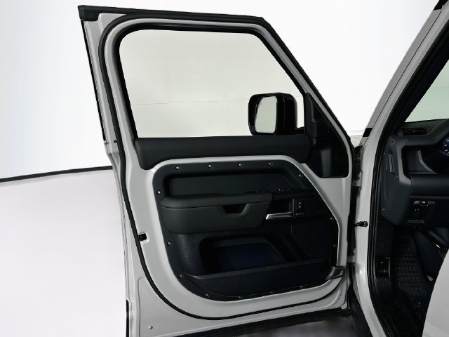 New 2026 Land Rover Defender 110 X-Dynamic SE AWD/4WD image 11