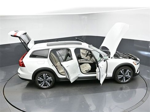 Used 2024 Volvo V60 B5 Cross Country Plus image 49