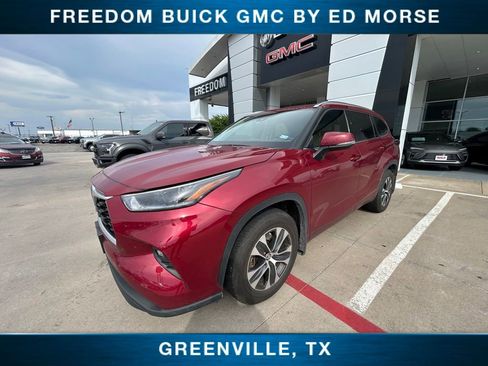 Used 2021 Toyota Highlander XLE FWD image 1