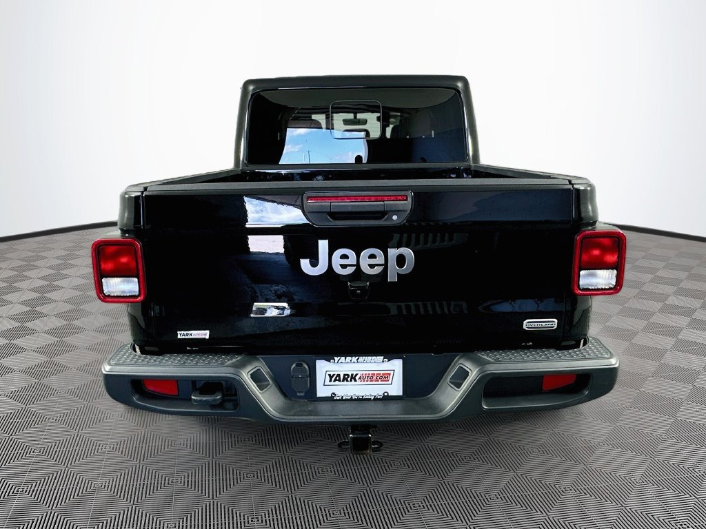 Used 2023 Jeep Gladiator Overland w/ Cold Weather Group AWD/4WD image 10