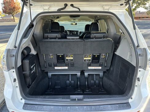 Used 2015 Toyota Sienna SE image 17