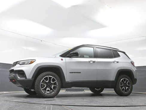 Used 2025 Jeep Compass Trailhawk AWD/4WD image 28