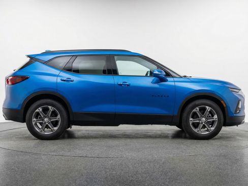Used 2025 Chevrolet Blazer LT FWD image 11