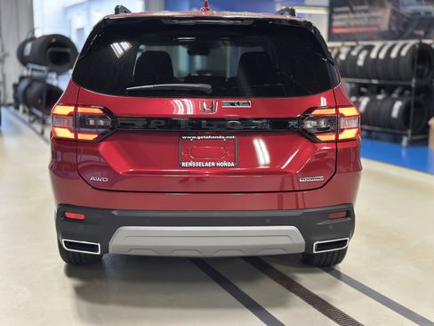 New 2025 Honda Pilot Touring image 5