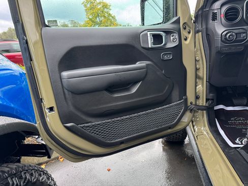 Used 2025 Jeep Wrangler Rubicon w/ Technology Group image 36