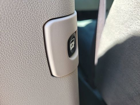 Used 2016 Dodge Grand Caravan SXT image 37