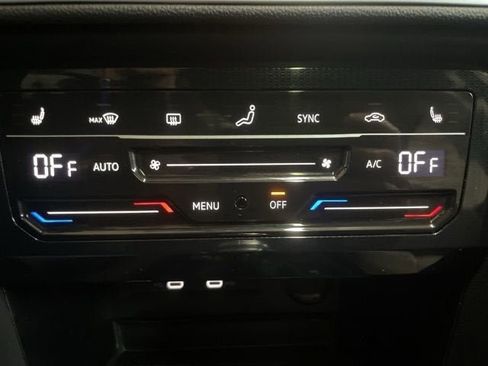 Certified 2025 Volkswagen Taos SE w/ Panoramic Sunroof Package image 22