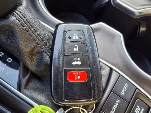 Used 2022 Toyota Camry XLE image 15