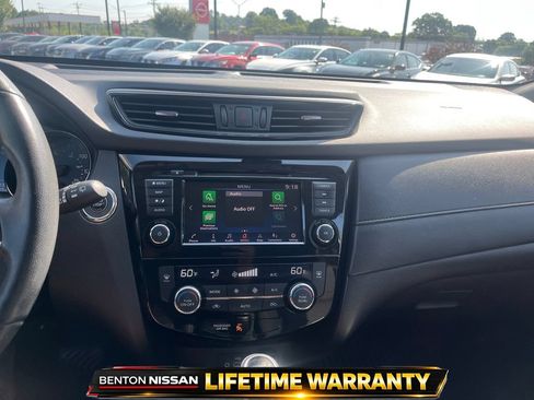 Used 2019 Nissan Rogue SV w/ Premium Package FWD image 17