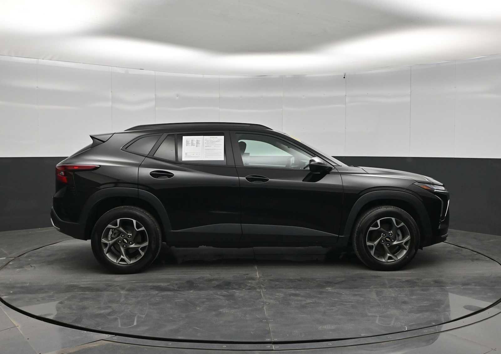 Used 2025 Chevrolet Trax LT FWD image 9