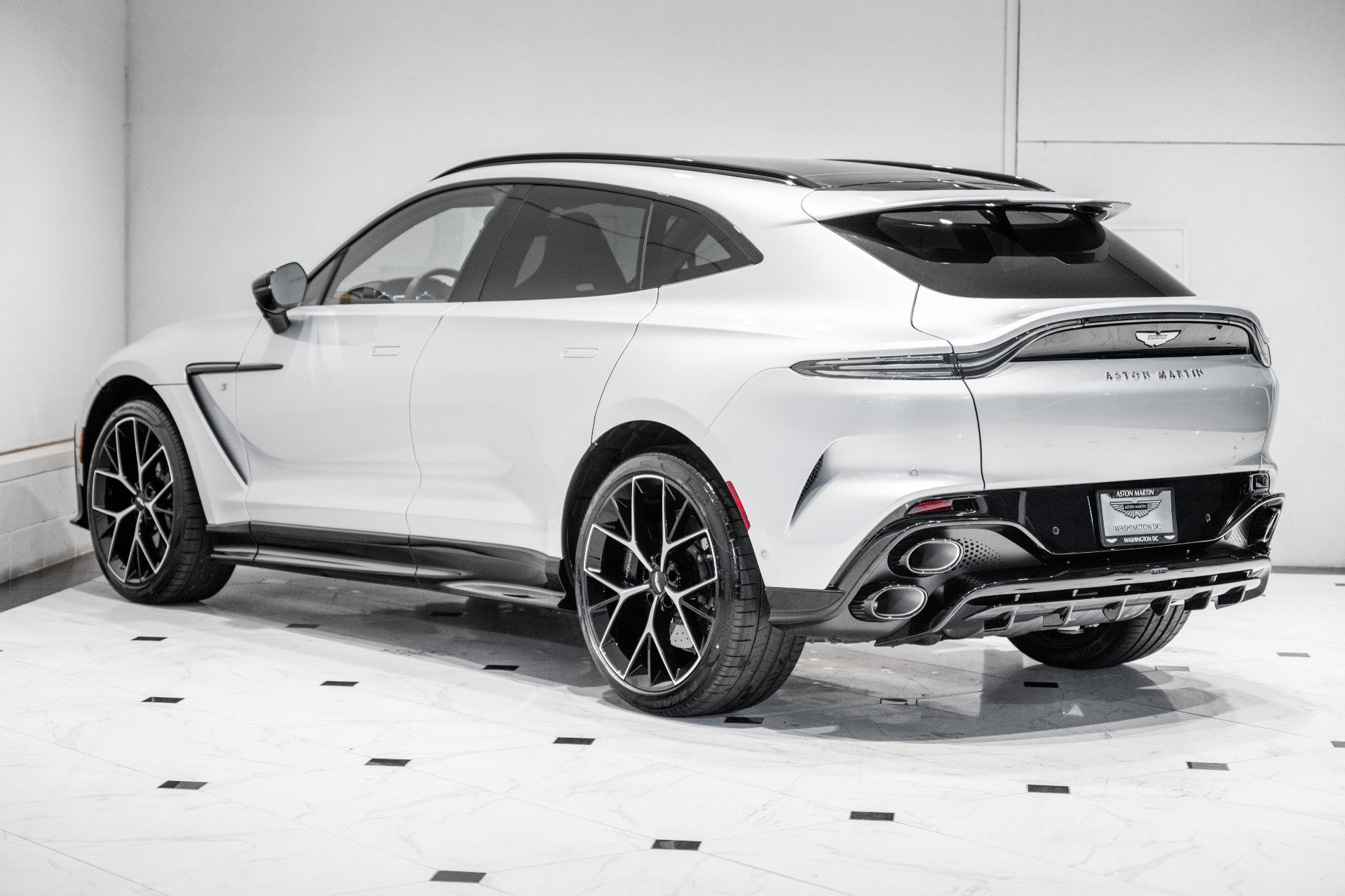 Used 2026 Aston Martin DBX S AWD/4WD image 2