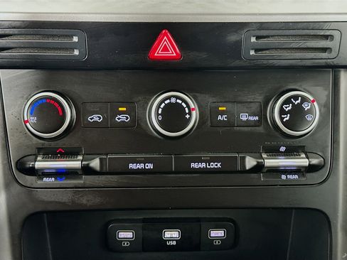 Used 2024 Kia Carnival LX image 41