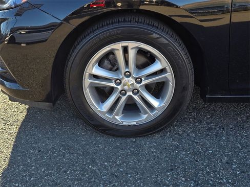 Used 2017 Chevrolet Cruze LT image 9