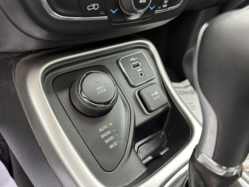Used 2020 Jeep Compass Latitude AWD/4WD image 32