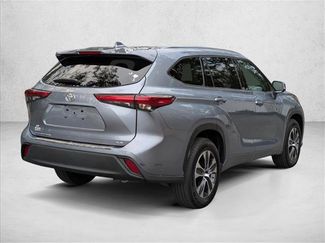 Used 2021 Toyota Highlander XLE video 2