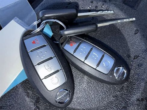 Used 2021 Nissan Titan Platinum Reserve w/ Moonroof Package image 23