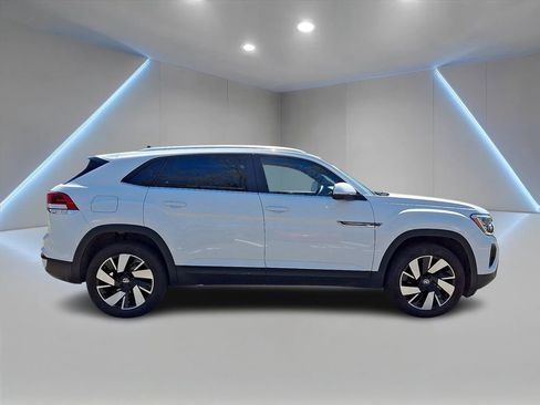 Certified 2025 Volkswagen Atlas Cross Sport SE w/ Panoramic Sunroof Package image 4