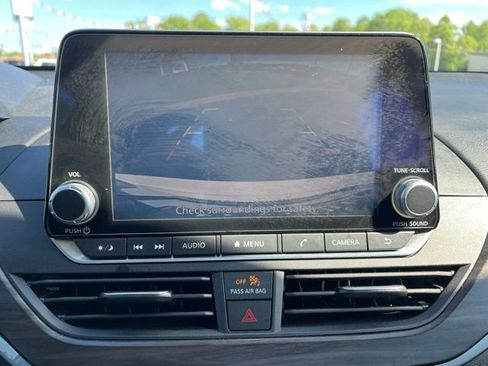 Used 2025 Nissan Altima 2.5 SV FWD image 30