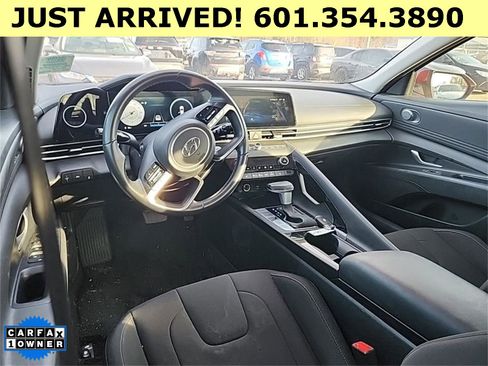 Used 2023 Hyundai Elantra SEL w/ Convenience Package image 3