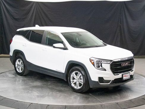 Used 2024 GMC Terrain SLE image 2