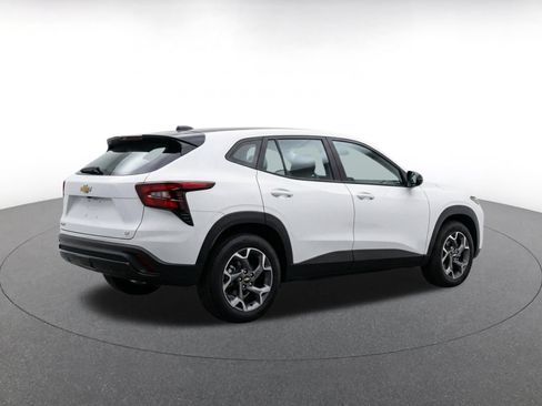 Used 2025 Chevrolet Trax LT FWD image 9