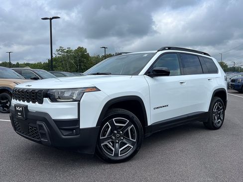 Used 2026 Jeep Cherokee Laredo AWD/4WD image 13