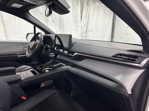 Used 2025 Toyota Sienna XSE image 67